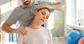 Individuali kineziterapija sėdimą darbą dirbančiam žmogui: nuo ko pradėti?