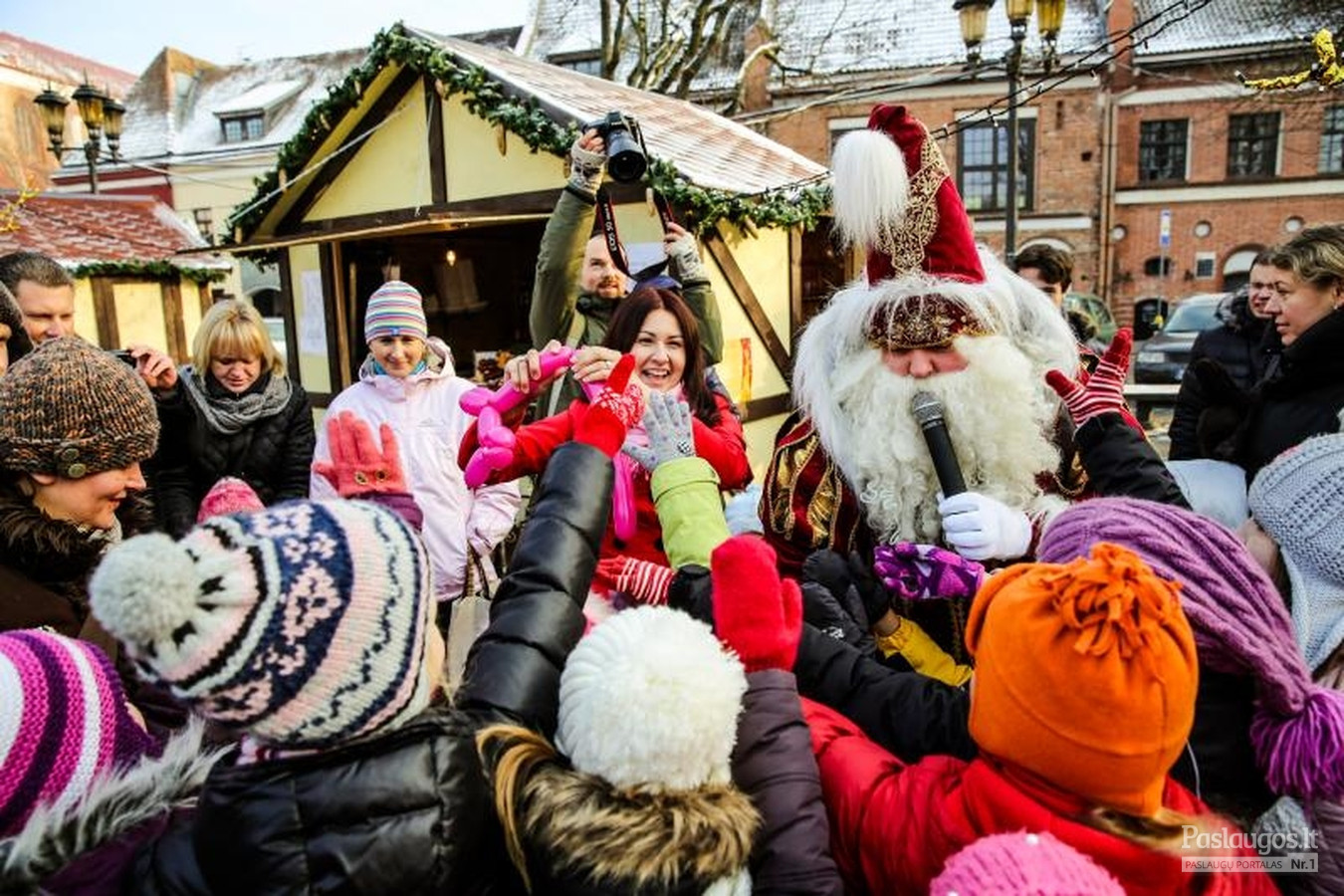 lankstomi įvairūs gyvūnėliai vaikams 2012m. Kauno rotušės aikštės kalėdinio miestelio atidarymo šventės metu.