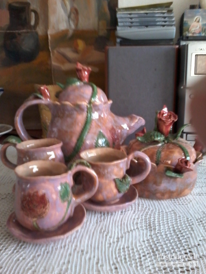 Parduodamas arbatos servizas (arbatinukas, 3 puodeliai su lėkštutėmis, cukrainė) .