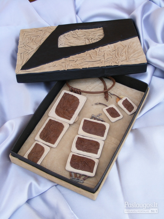 Natūralios odos papuošalų rinkinys su dėžute. Darija777-83