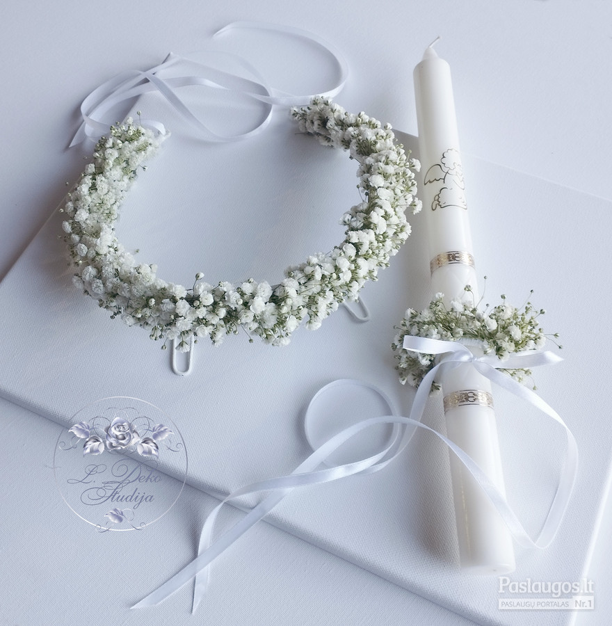 Rinkinukas krikštynoms: gyvų gėlių vainikėlis ir žvakės lankelis.