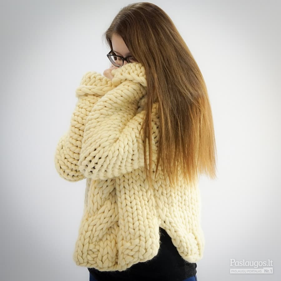 Rankų darbo merino vilnos megztinis, mezgamas pagal užsakymą. Galimos Įvairios spalvos. Universalus dydis.