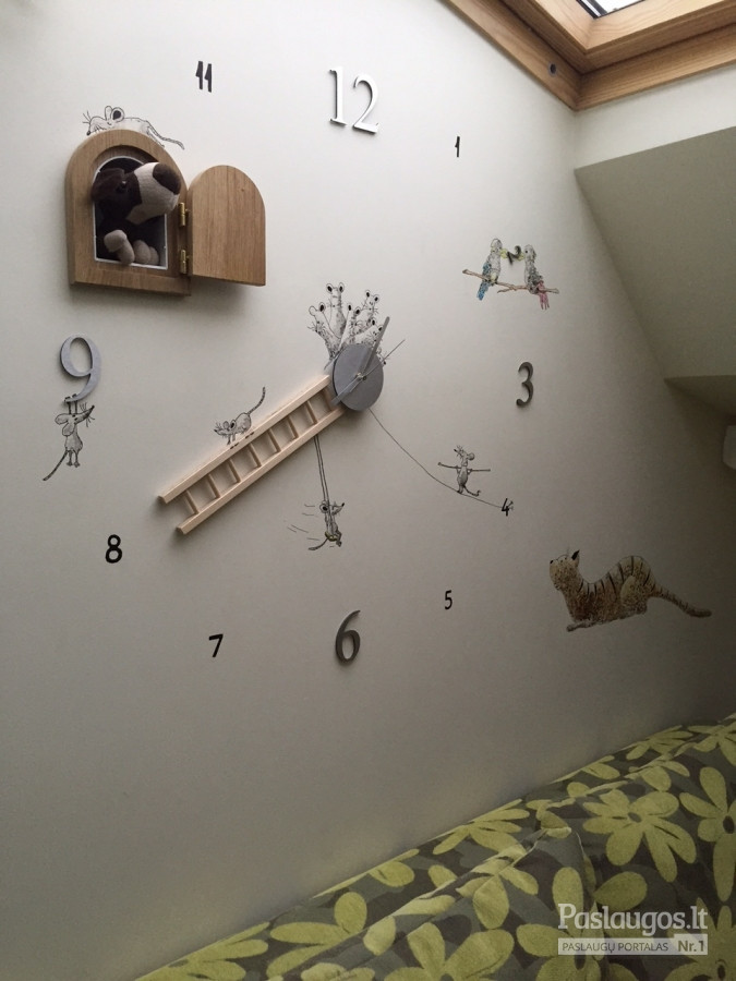Laikrodis su pelytėm mergaičių kambaryje. Piešta ant sienos.
