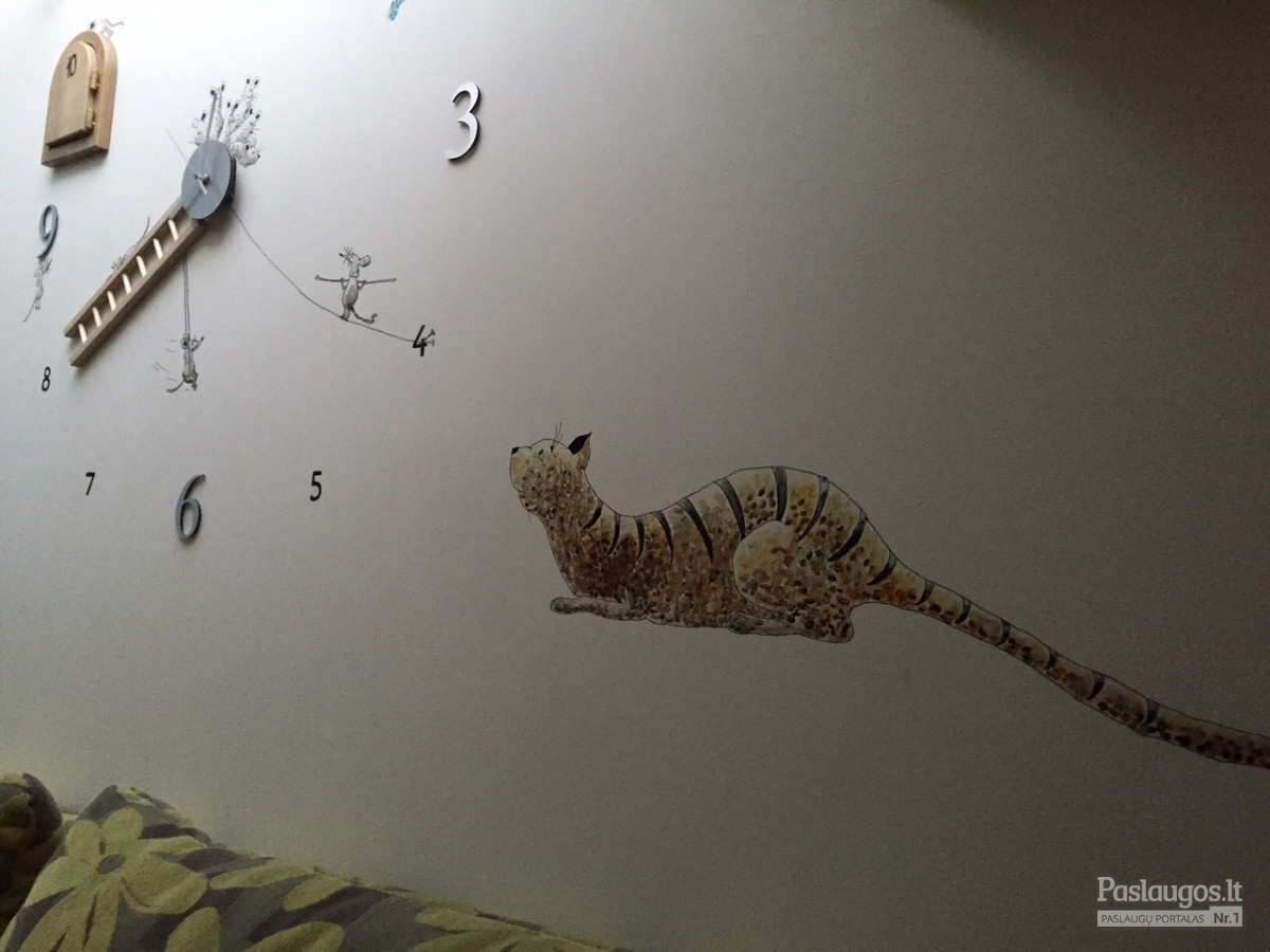 Piešinys ant sienos. Laikrodis. Katinas