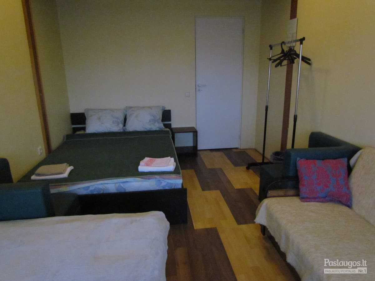 Kambarys nr.2 (dvi dvigulės lovos+sofa-lova, nedidelė spintelė, drabužių kabykla, 2 foteliukai, staliukas)