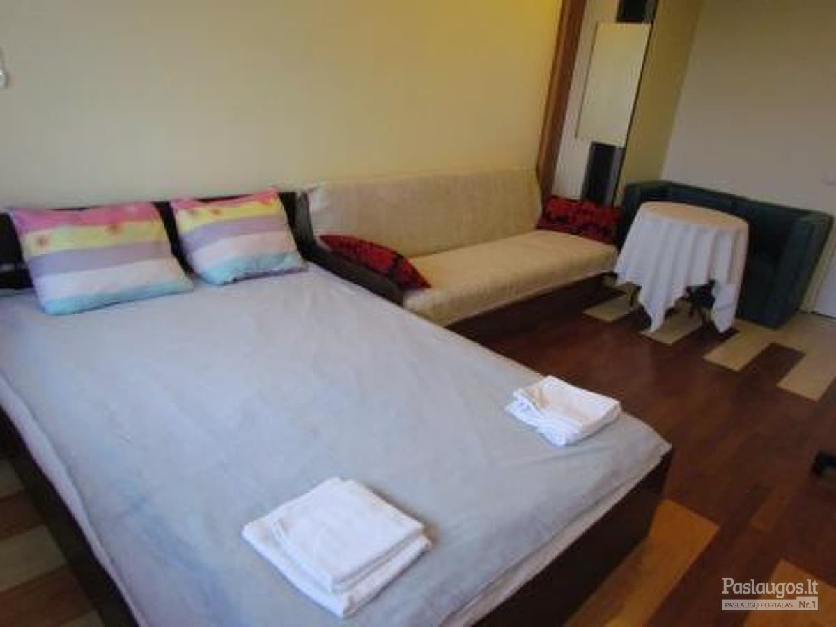 kambarys Nr.5 (dvigulė lova + sofa-lova, staliukas, 2 foteliukai, nedidelė spintutė, drabužių kabykla)