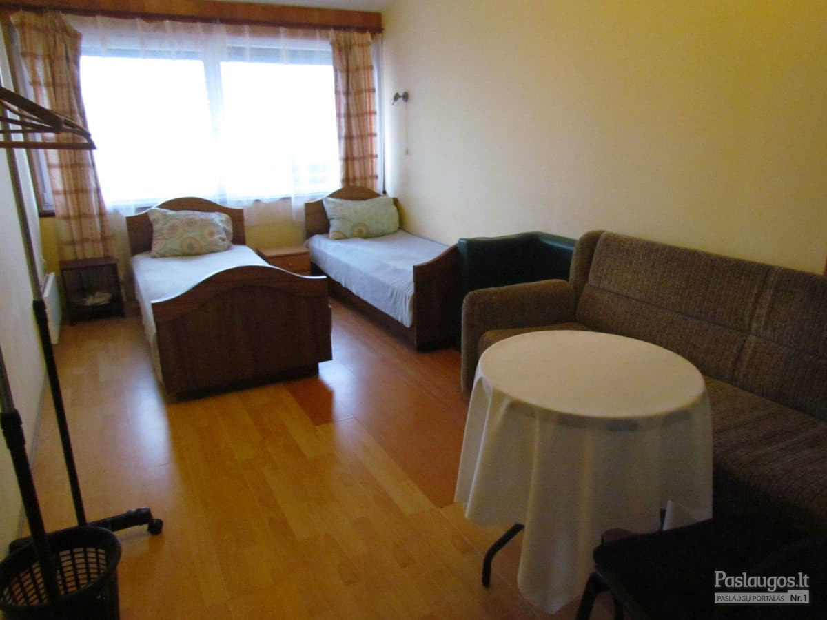 Kambarys Nr.7 (dvi viengulės lovos + sofa-lova, staliukas, 2 foteliukai, nedidelė spintalė, drabužių kabykla)