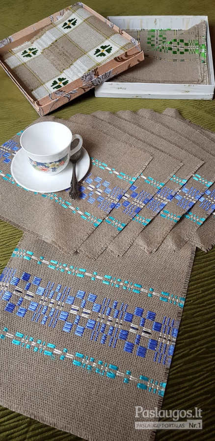 Įvairių spalvų šilko raštais puoštas servetėlių komplektas (staltiesėlė ir 6 servetėlės).