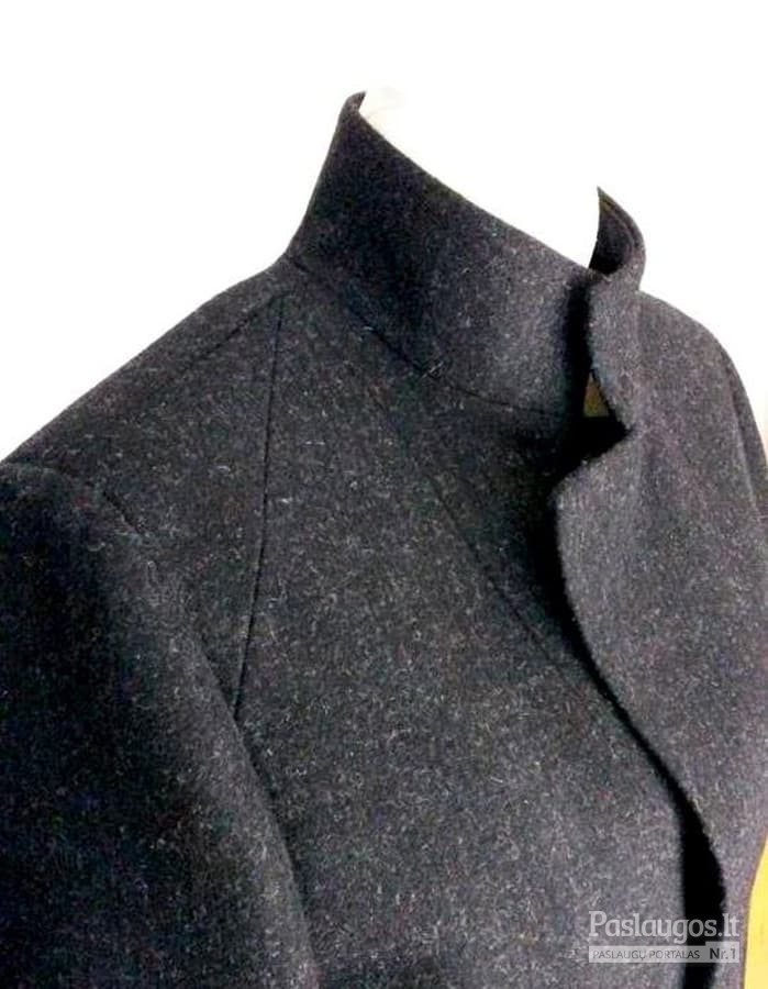 Pagal individualius matmenis sukurtas ir pasiūtas vyriškas žieminis paltas su vilnoniu pašiltinimu.