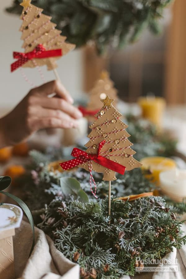 Kalėdinė stalo dekoracija, smeigtukai į keksiukus ar tortus. Tinka papuošti gėlių vazonėlius.