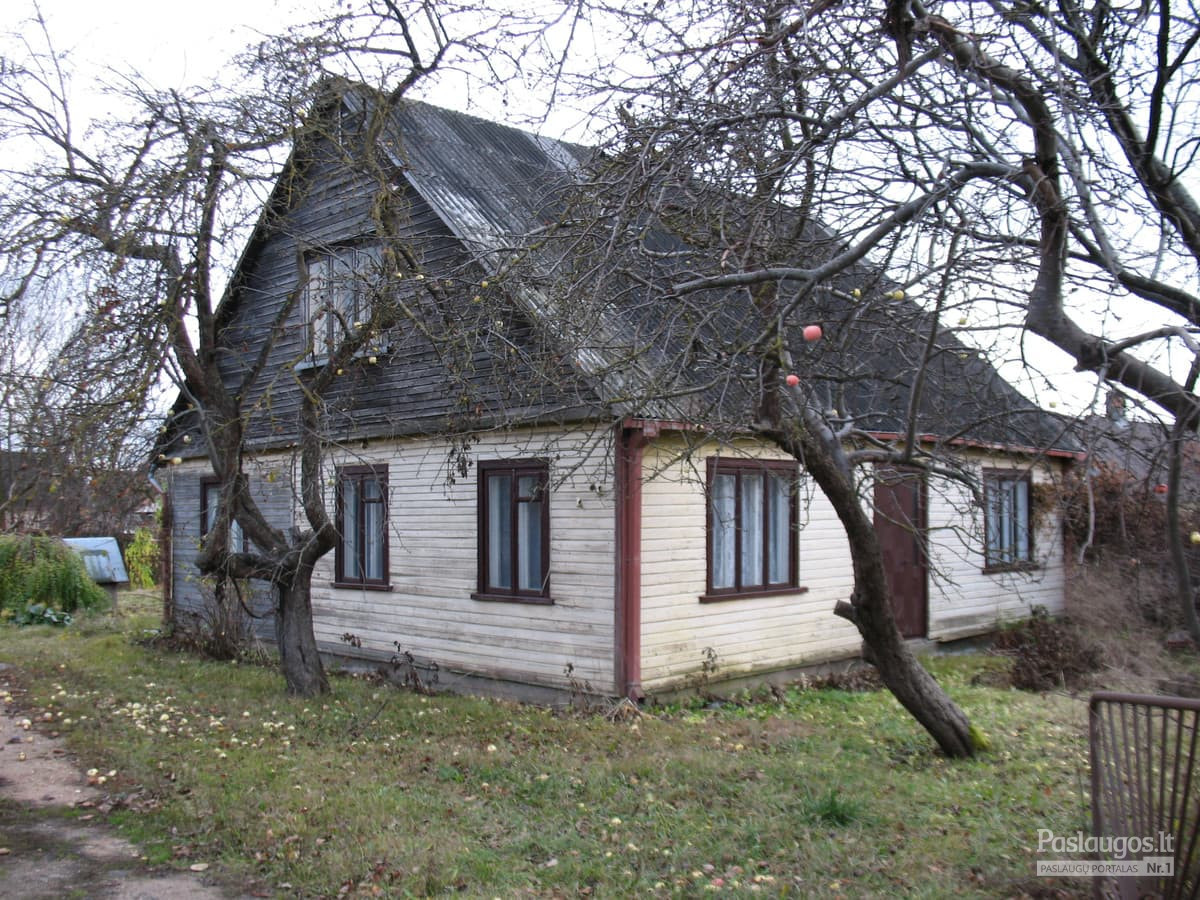 Parduodamas gyvenamasis namas Pušaloto g., Panevėžyje. Namas rąstinis 1939 metų statybos, bendro ploto – 53,75 kv.m., reikalingas remontas. Sklypo plotas 11,4 aro.