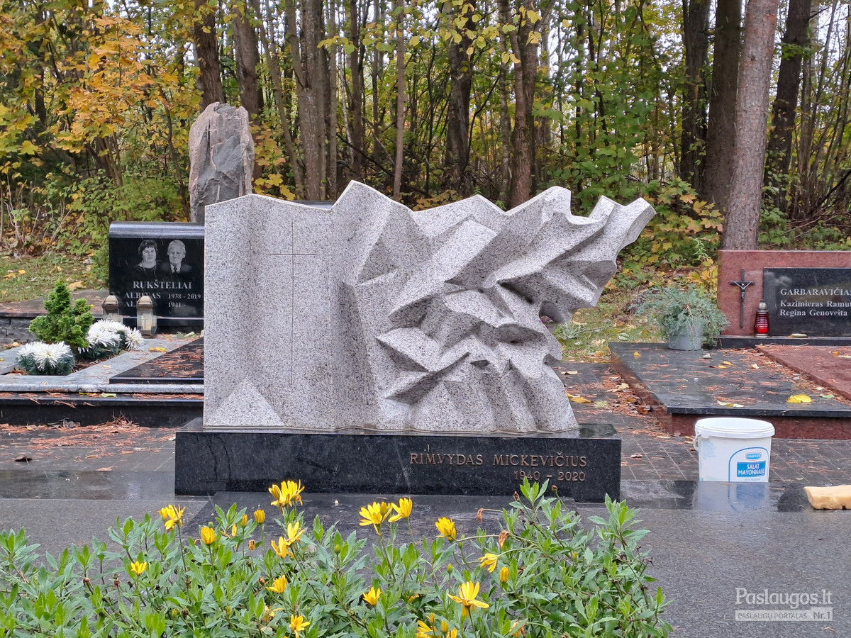 Antkapinė skulptūra, granitas, h - 90 cm. Rokantiškių kapinės, Vilnius.