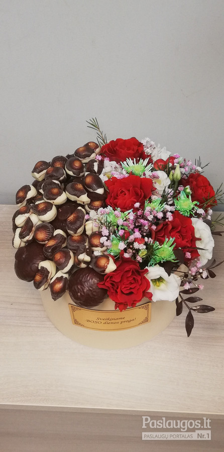 Gėlių kompozicija su šokoladinėmis saldainėmis ir zefyriukais
