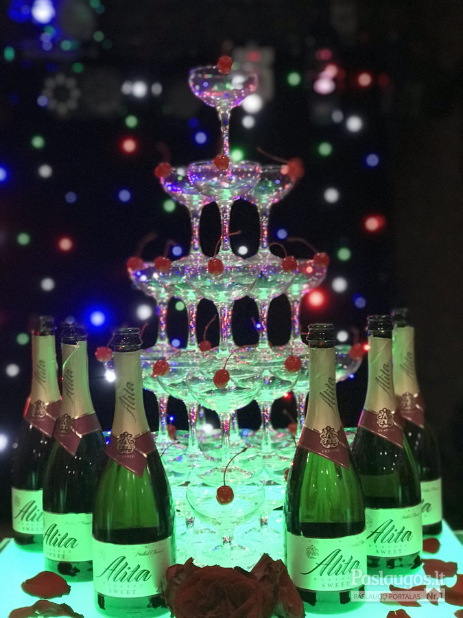 Šampano piramidė