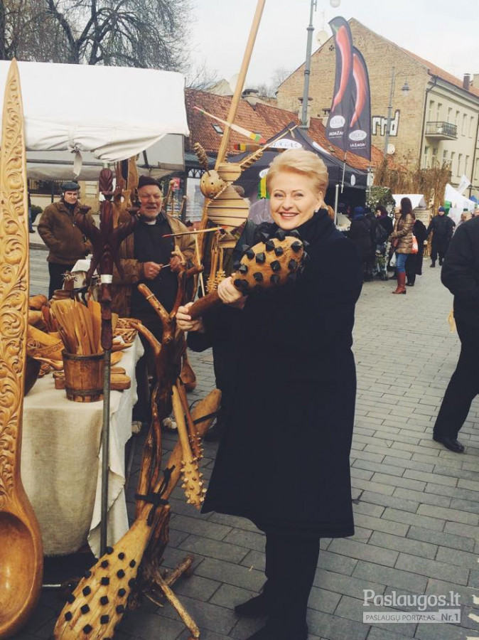 Štai ir Dalia Grybauskaitė pas mus apsilankė į #Kaziukomugę #2015
pasigrožėti rankdarbių ir suvenyrų.