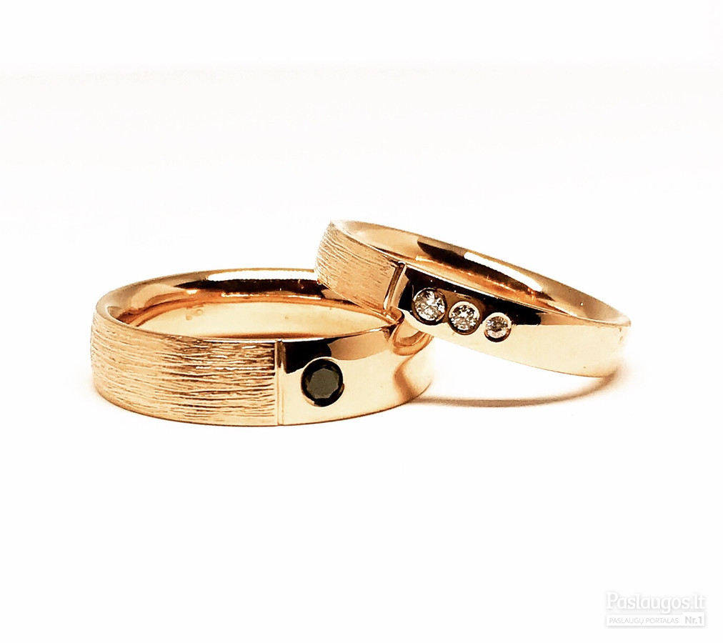 Raudono aukso vestuviniai žiedai su briliantais.