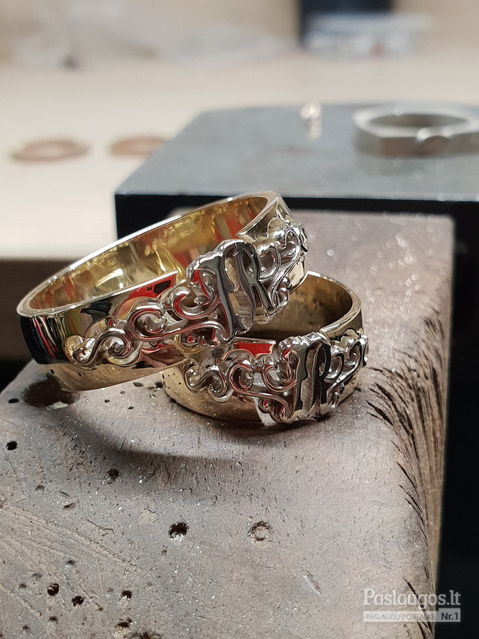 Vestuviniai žiedai su monograma iš dvieju spalvu metalo, balto ir geltono aukso.