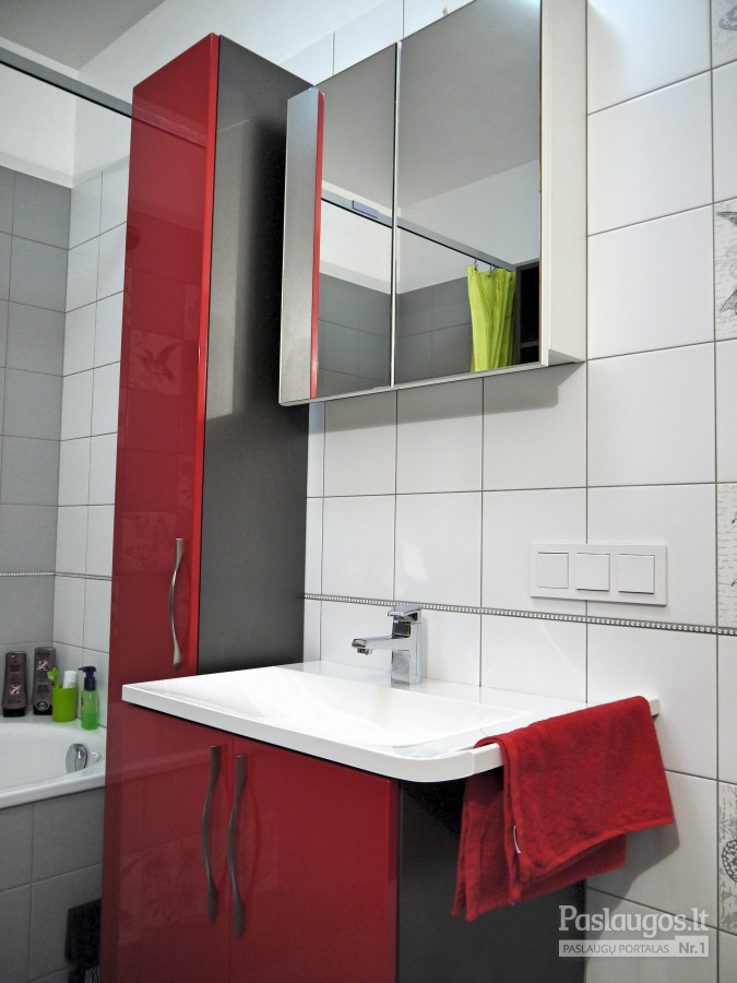 #Vonios kambario interjeras. Dažytas mdf - raudonas.