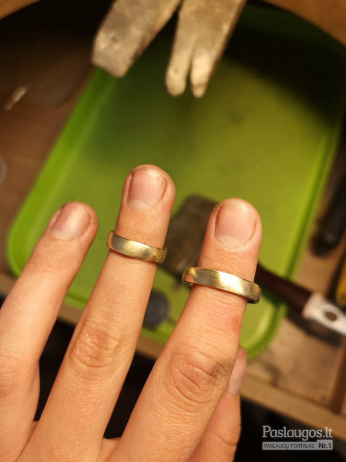 Klasikiniai geltono aukso žiedai 4mm pločio su lengvu gaubimu.