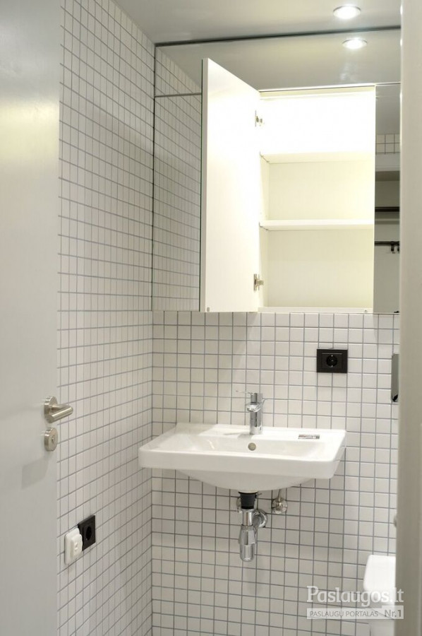Vonios kambarys su sensorinę šviesą spintelės viduje