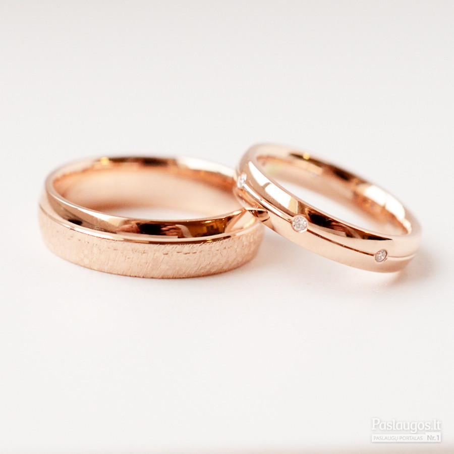 Raudono aukso vestuviniai žiedai su briliantais.
