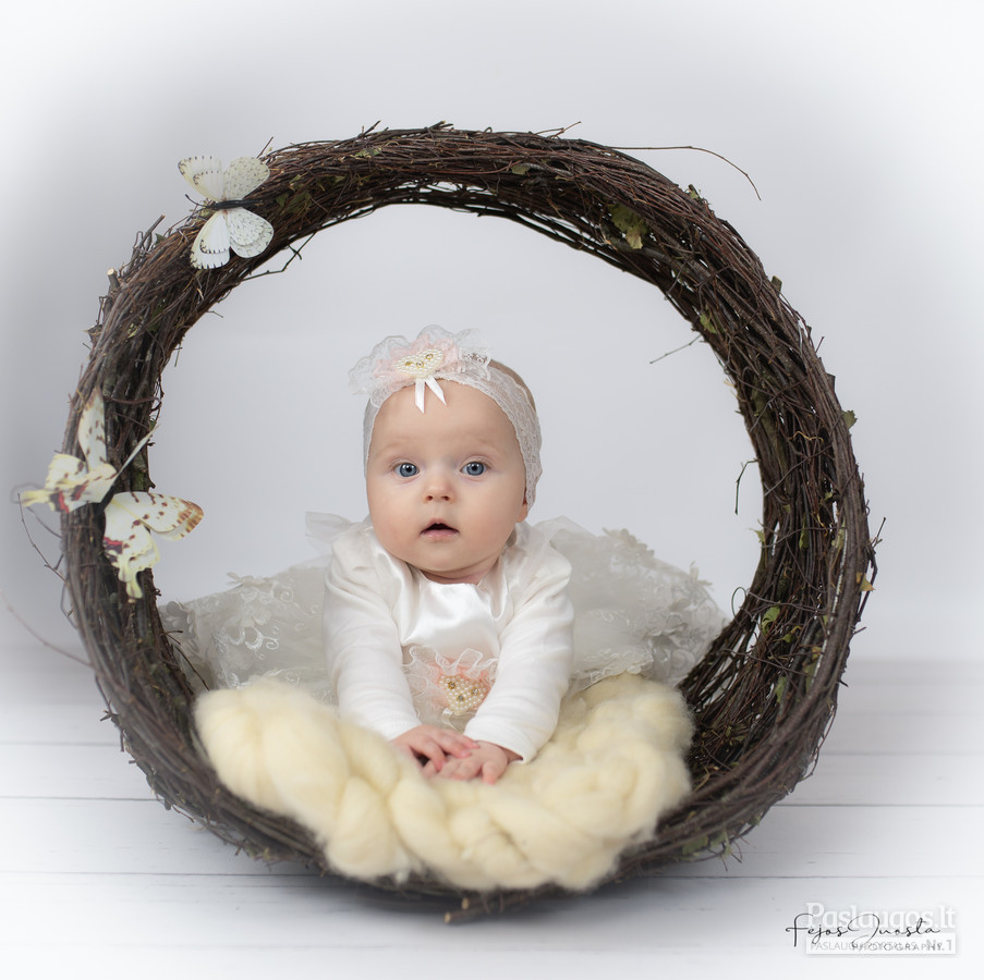 Kūdikių nuo 3 mėnesių fotografavimas mini studijoje arba jūsų namuose su fotografės dekoracijomis