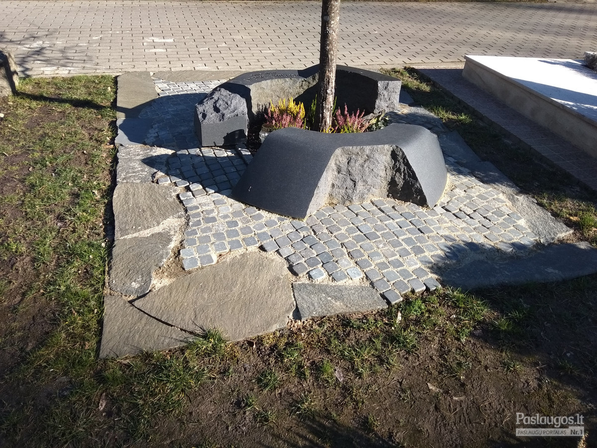 Darbas ne mano, bet nuostabi kompozicija. Antakalnio kapinės, Vilnius.