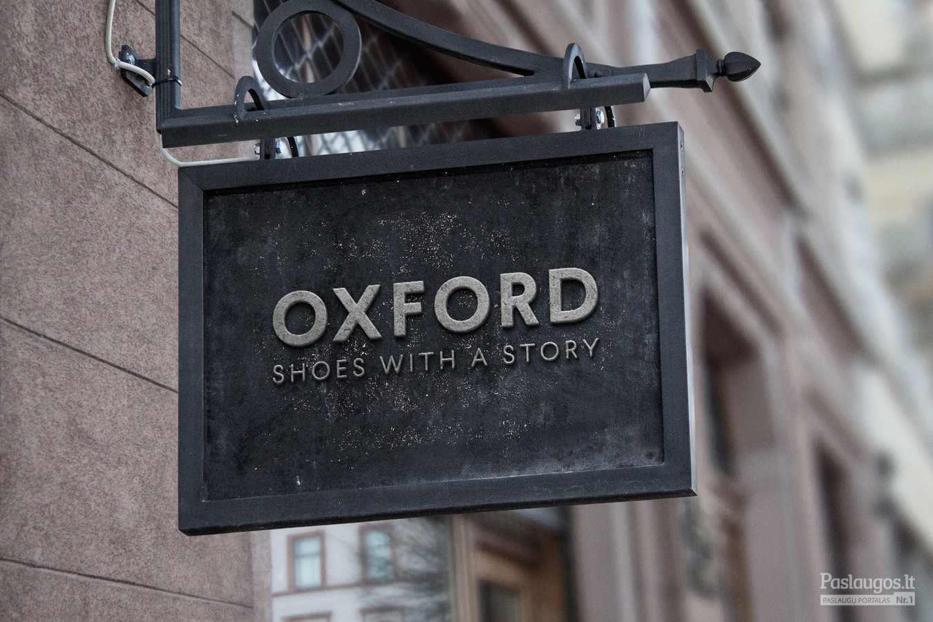 OXFORD – tai rankų darbo vyriškos avalynės namai. Pati idėja ir įkvėpimas logotipui – angliška rankų darbo avalynė. Šis ženklas patikimas, ilgaamžiškumą bei stilių vertinantis.