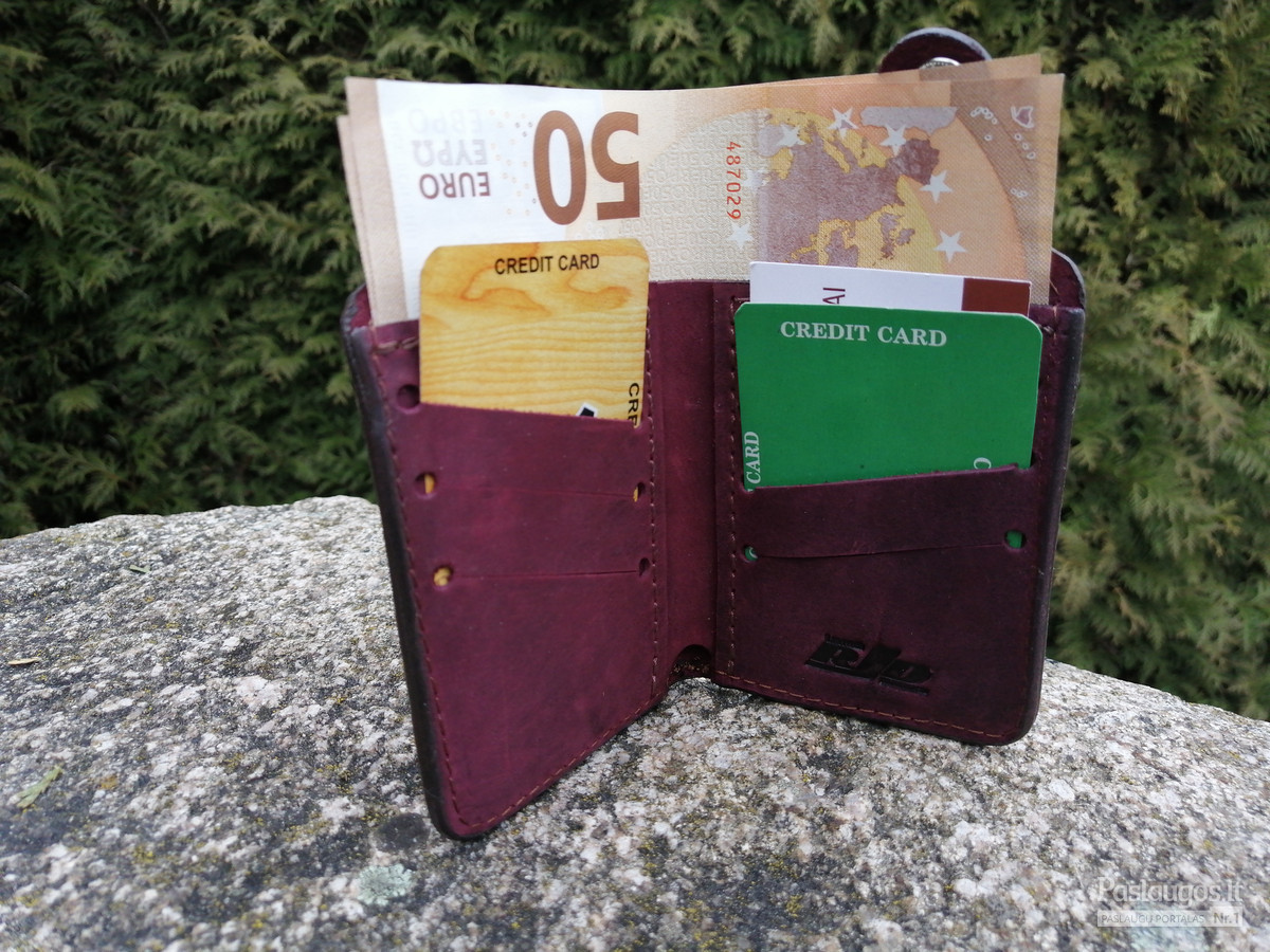 Minimalistinė piniginė dėkliukas 

Vienas skyrius popieriniams pinigams
Šeši skyriai kortelėms

Pagaminta iš storos diržinės odos