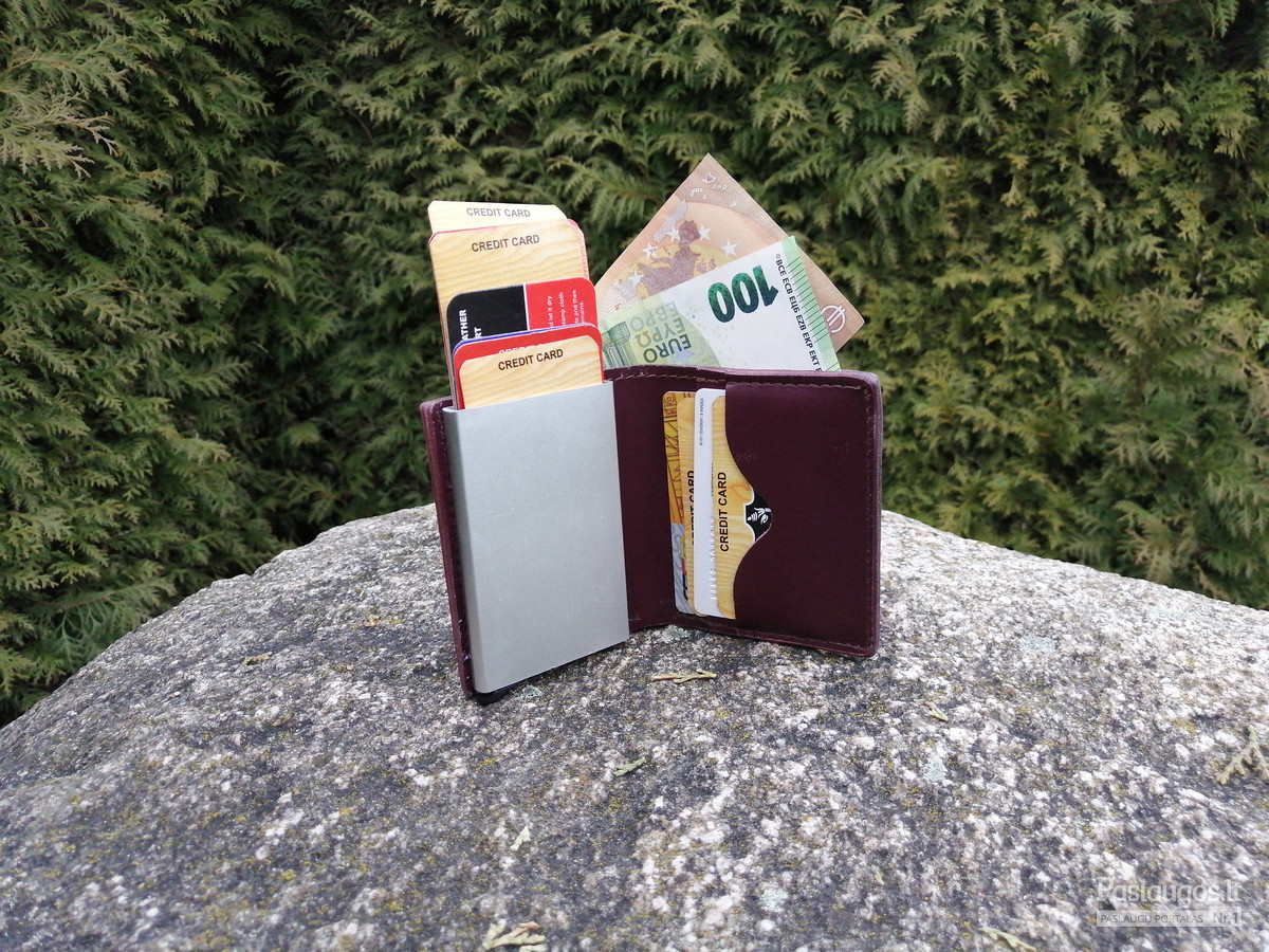 Natūralios odos minimalistinė  piniginė su įspaudu ir įmontuotu automatiniu dėkliuku kortelėms

Išdėstymas-vienas skyrelis popieriniams pinigams,

metalinis dėkliukas ,į kurį telpa 6-10 korteliu 

du