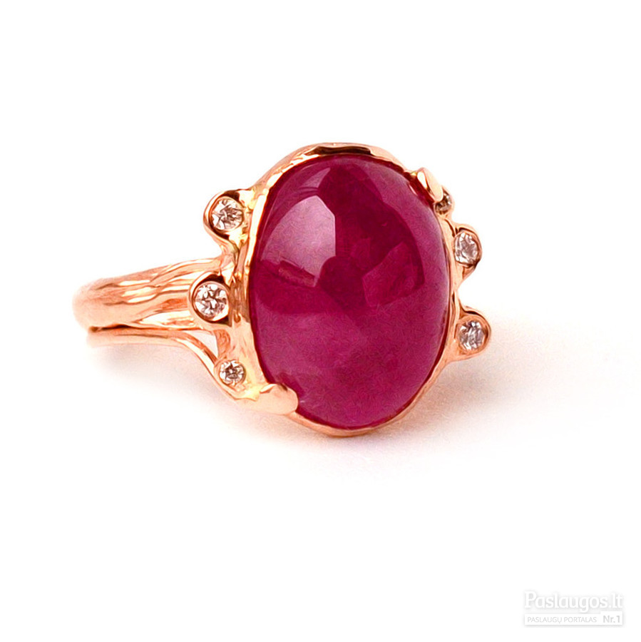Raudono aukso žiedas su natūrliu rubinu ir briliantais.