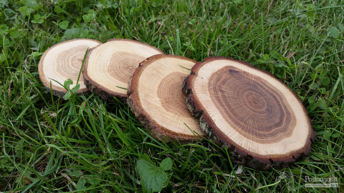 Ąžuolo medienos padėkliukai. Impregnuoti aliejumi. Storis 1 cm, diametras 8-12 cm.