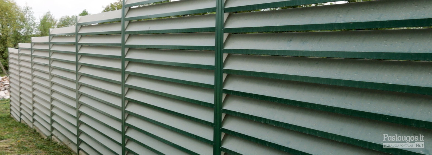 Ilgaamžės žaliuzi tipo skardinės tvoros.