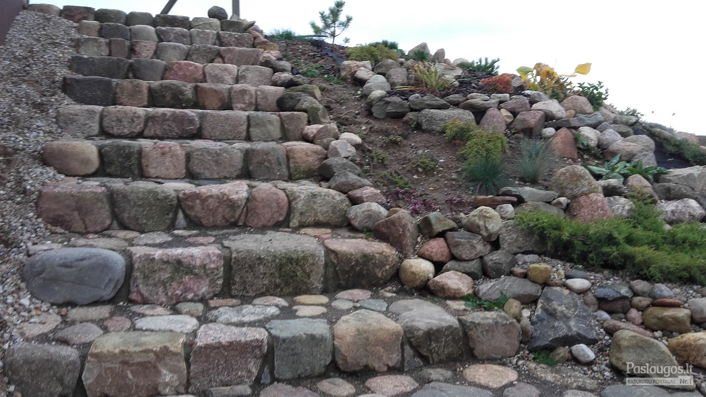 Riedulio laiptai iš lauko akmenų