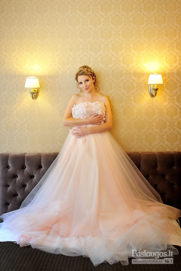 Ypatinga švelniai rožinės spalvos vestuvinė suknelė. Gorsetas puoštas prabangaus 3D nėrinio aplikacijomis. Aplikacijos siuvinetos 