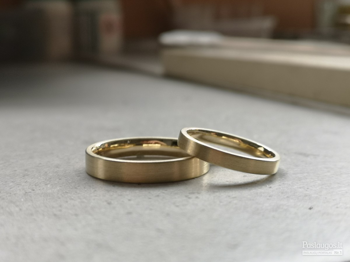 Matiniai klasikiniai geltono aukso žiedai.