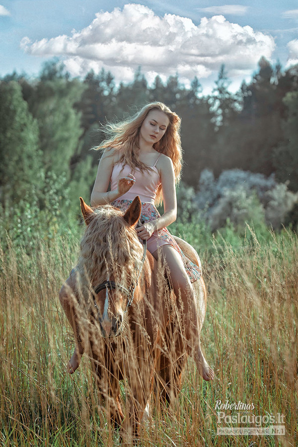 Fotosesija su žirgu
Kviečiu Jus ir Jūsų artimuosius į įspūdžių kupiną fotosesiją su gracingais ir mielas emocijas keliančiais žirgais už itin patrauklią kainą!
