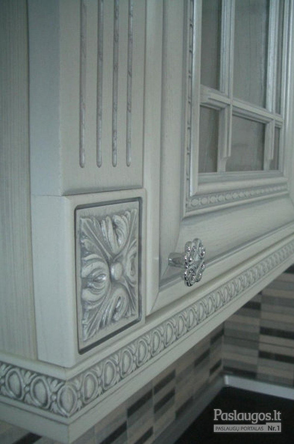 fasadai itališki medinai, uosis, dažytas baltai, patinuotas sidabru, dekoruotas. Visa kita gaminame Lietuvoje