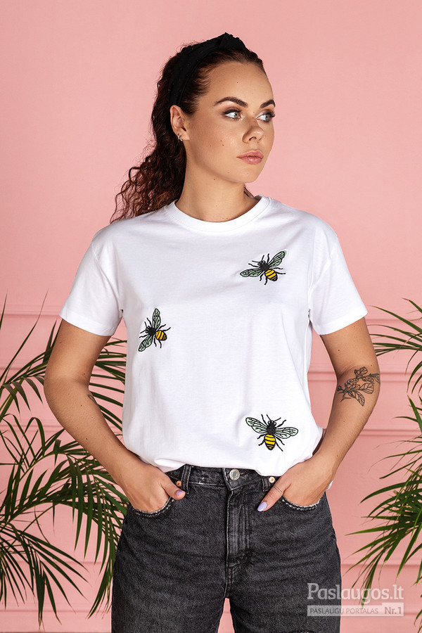 Nuotaikingi, universalūs balti marškinėliai „Bee free” – lengvas, komfortiškas, vasariška gaiva dvelkiantis drabužis.