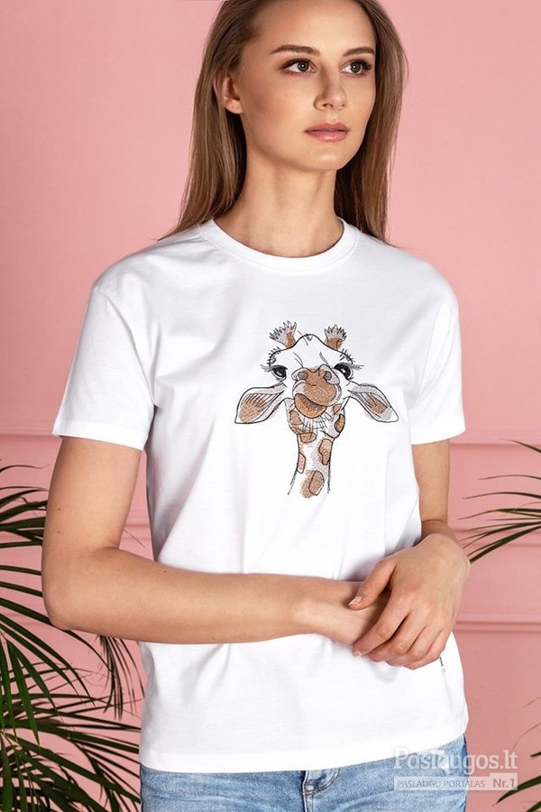 Stilingi, universalūs balti marškinėliai „Pikta žirafa” – lengvas, vasariška gaiva dvelkiantis drabužis. T modelio marškinėliai su trumpomis rankovėmis.