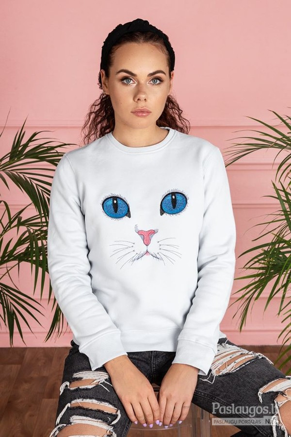 Jaukus melsvas džemperis „Cat eyes” – komfortiškas, švelnus (su lengvu pūkeliu iš vidaus) demisezoninis drabužis. Džemperį puošia unikalus išsiuvinėtas piešinys.