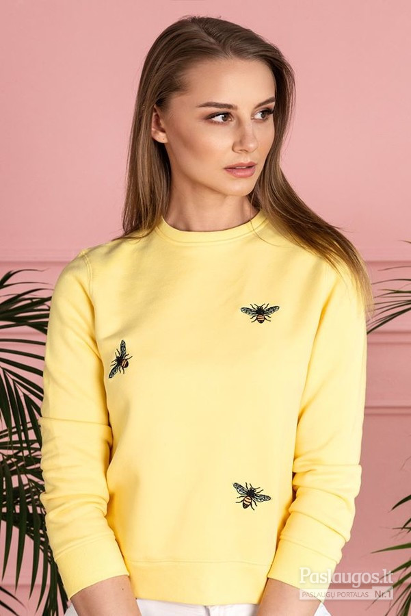 Vasariškas džemperis „Bee free” – komfortiškas, švelnus (su lengvu pūkeliu iš vidaus) demisezoninis drabužis. Džemperį puošia unikalus išsiuvinėtas piešinys.
