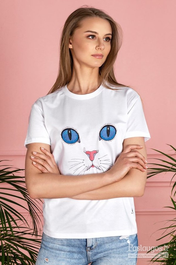 Stilingi bei nuotaikingi balti marškinėliai „Cat eyes” – lengvas, vasariška gaiva dvelkiantis drabužis. T modelio marškinėliai su trumpomis rankovėmis, kuriuos puošia išskirtinis išsiuvinėtas piešinys