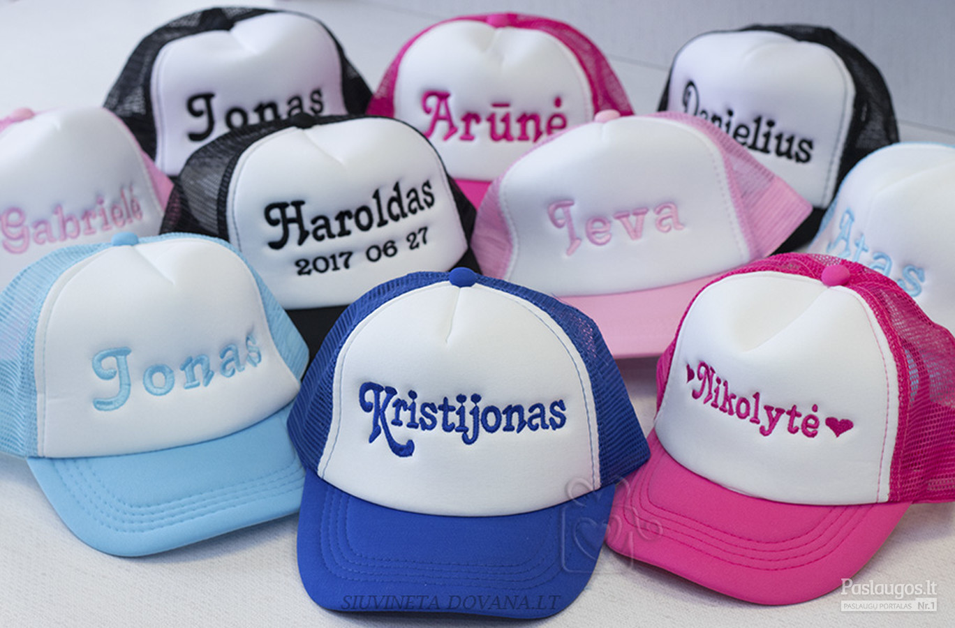 Siuvinėjimas ant kepurėlių pagal individualius užsakymus įvairioms progoms. Minimalus kiekis - 1 vnt.