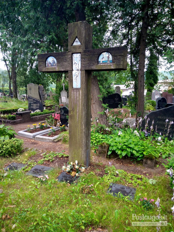 Ąžuolinis kryžius su emalės plaketėmis. Saltoniškių kapinės Vilnius. Apie 1994 m.