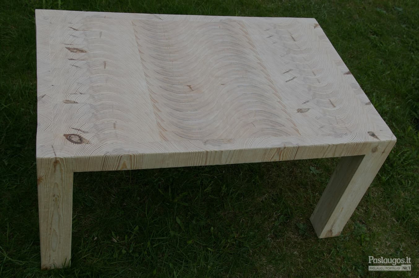 Modernus kavos staliukas iš klijuoto galinio medžio masyvo. Šonai ir kojos gilinto medienos rašto. Išmatavimai: plotis - 710; ilgis - 1110; aukštis - 550. Padengtas baldine alyva.
