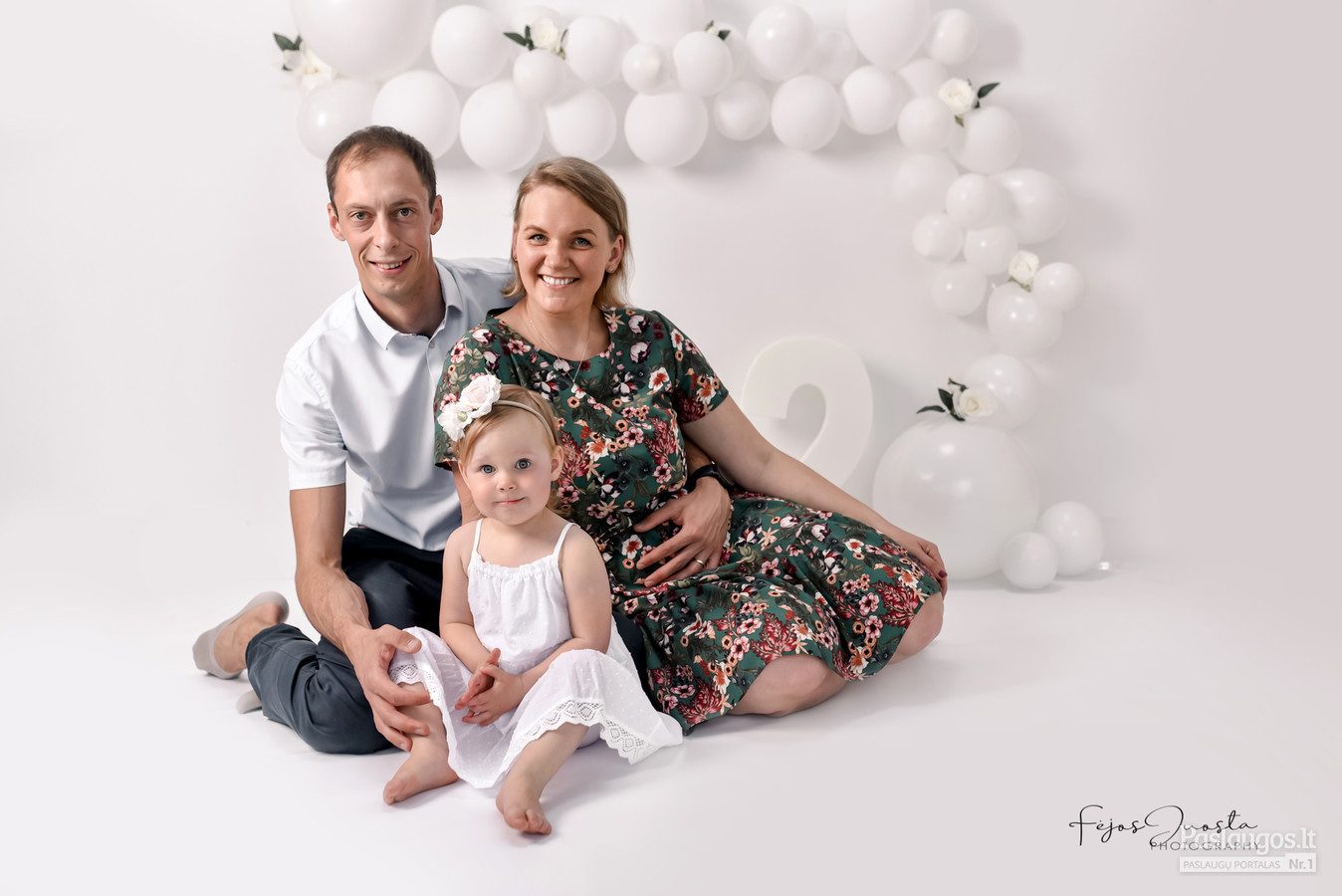 Šeimos vaiko gimtadienio fotosesija su fotografės rekvizitais