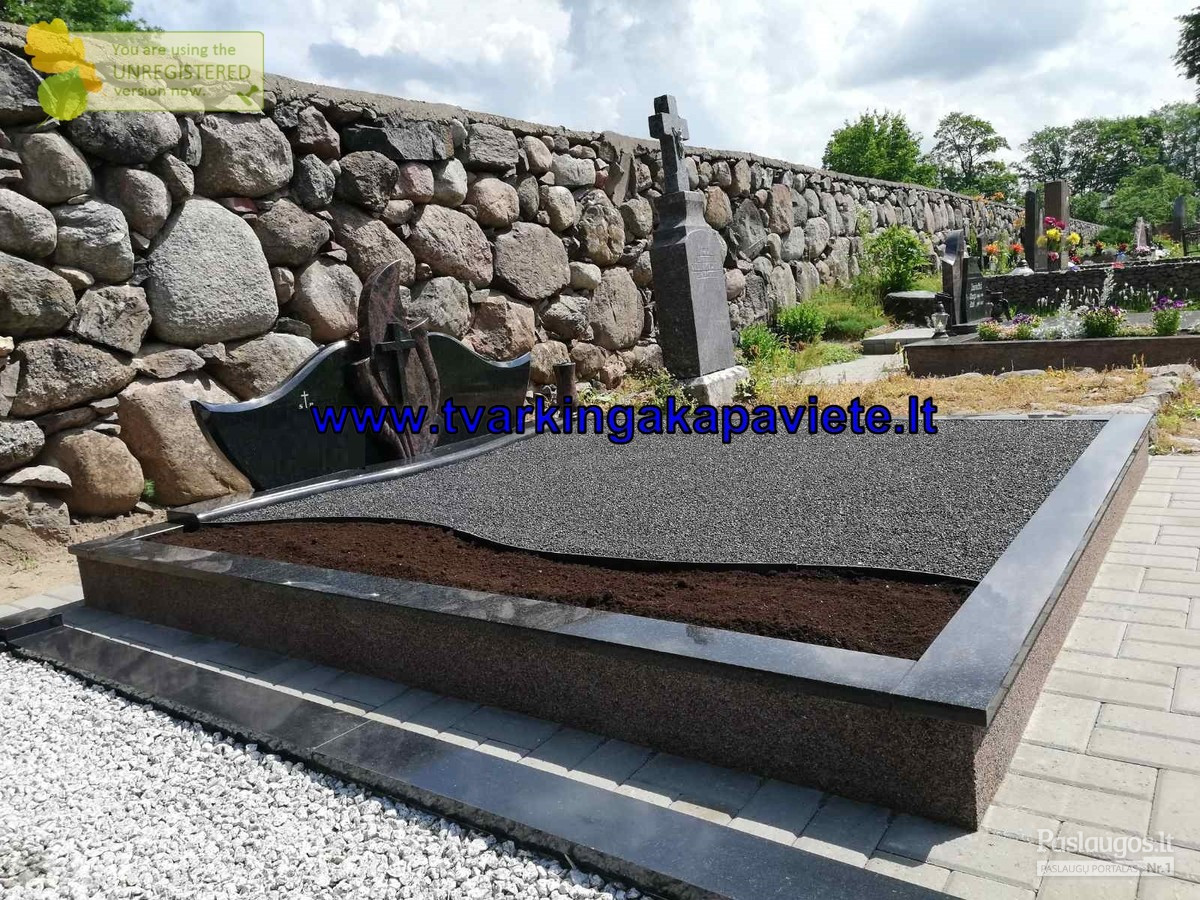 Kapavietės įrengimui naudotas juodas Karelijos ir rausvas Aurora granitas