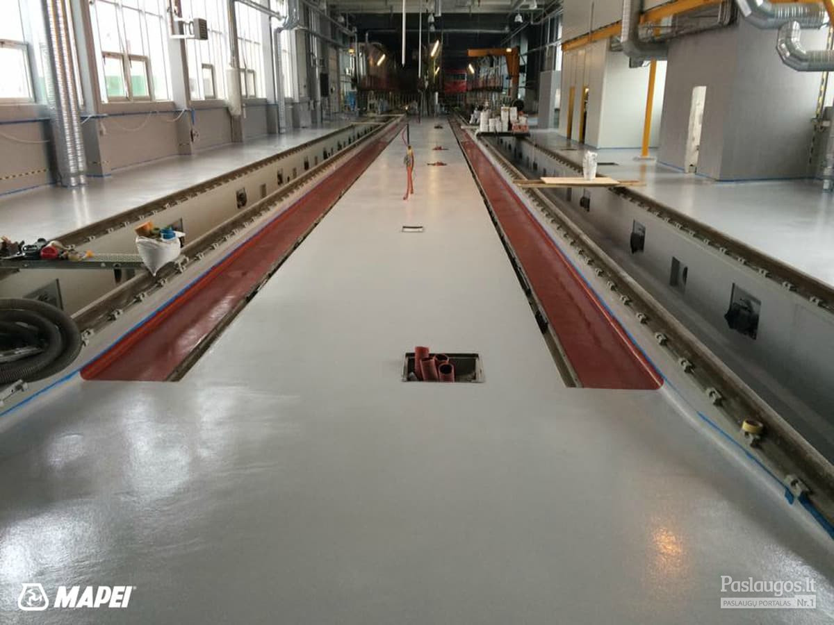 Įrengta 4 mm storio MAPEFLOOR SL savaime išsilyginanti epoksidinė grindų danga geležinkelio depe Vilniuje. Blizgus paviršius. 
http://www.mapei.com/public/NO/products/6732-mapefloorsl-lt.pdf