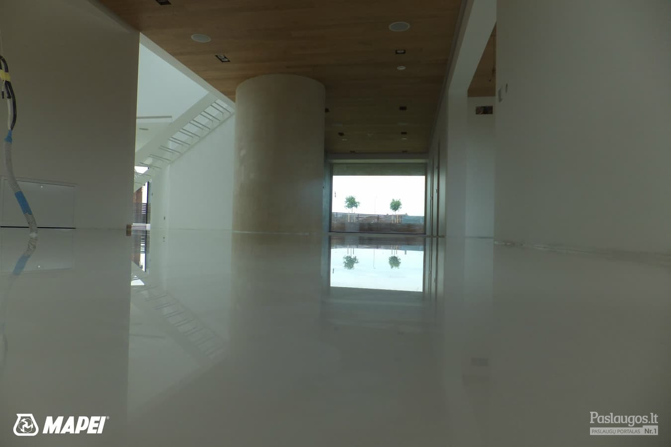 MAPEFLOOR SL savaime išsilyginanti epoksidinė grindų danga (balta) . Gyvenamasis namas.
http://www.mapei.com/public/NO/products/6732-mapefloorsl-lt.pdf
